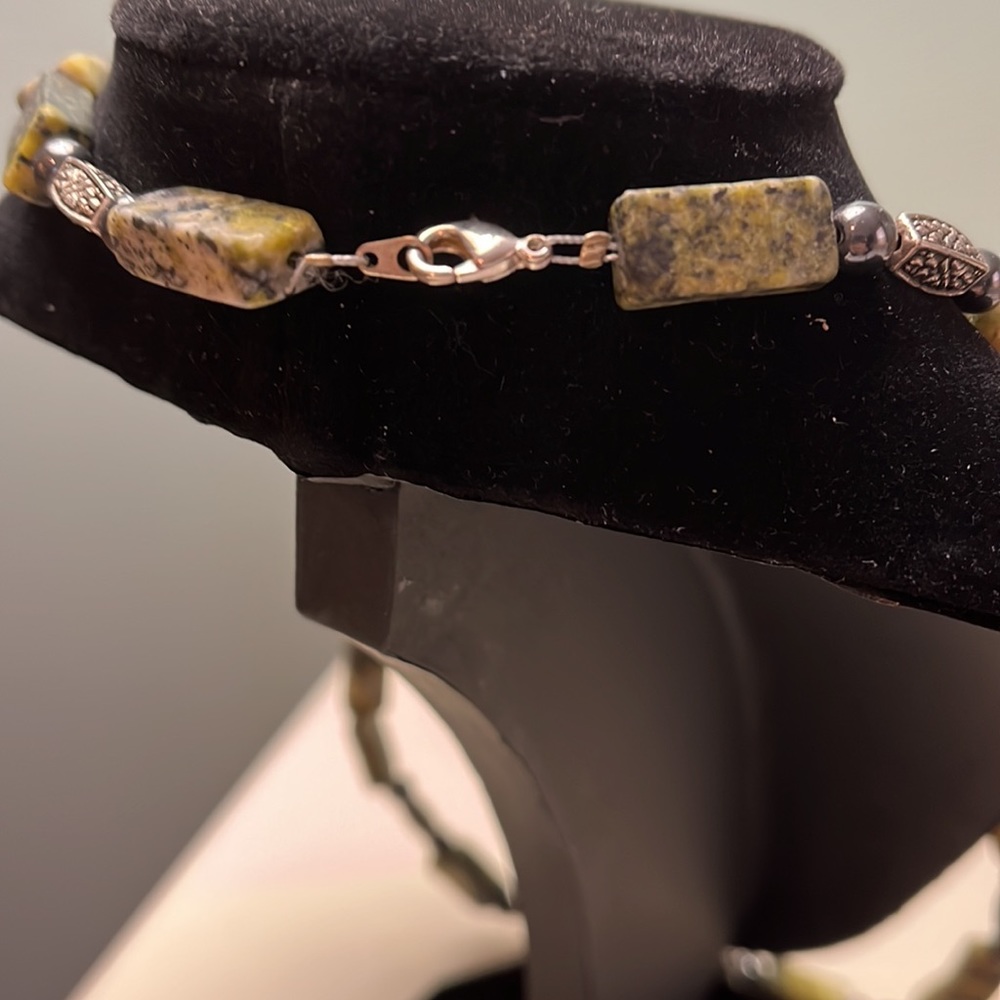 N71. Green stone necklace. - Picture 4 of 4
